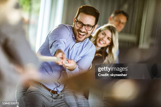 tauziehen im büro! - tauziehen stock-fotos und bilder