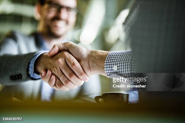 gros plan d’hommes d’affaires sont parvenus à un accord dans le bureau. - trust photos et images de collection