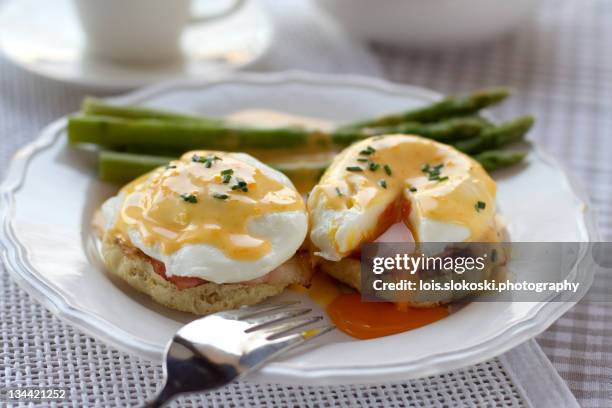 eggs benedict - gepocheerd stockfoto's en -beelden