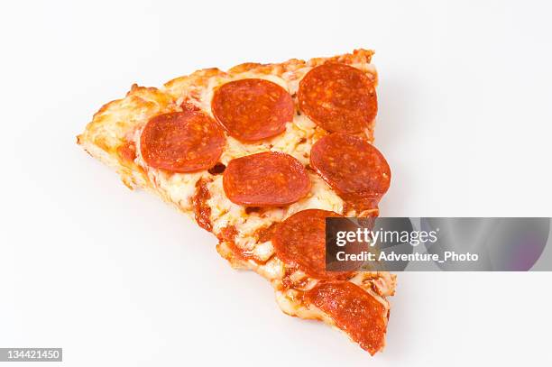 fresh pizza slice - pepperoni pizza stockfoto's en -beelden