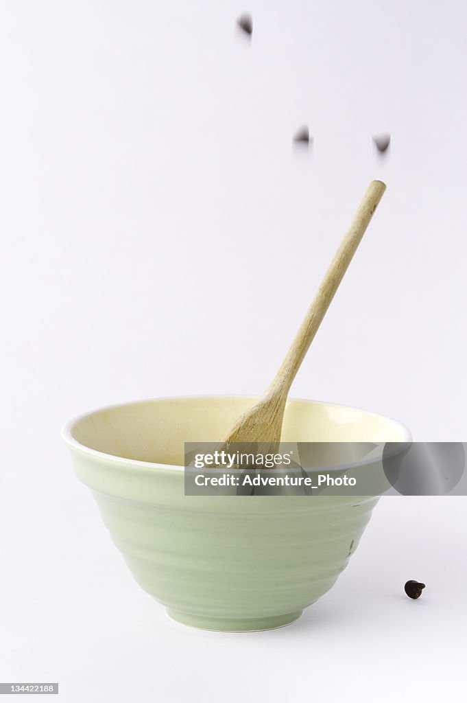 Queda de Chocolate Chips e Taça de Mistura de componentes