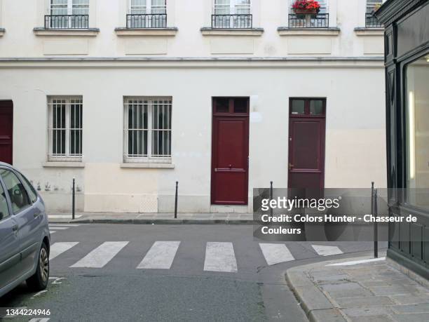 empty and clean street and building facades in paris - trottoir paris stock-fotos und bilder