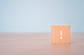 A wooden block with an exclamation mark.