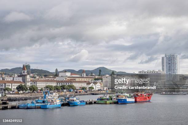 blick auf den handelshafen und die skyline der stadt ponta delgada - ponta delgada stock-fotos und bilder