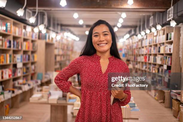 portrait of modern female librarian of asian ethnicity - entertainment occupation stockfoto's en -beelden