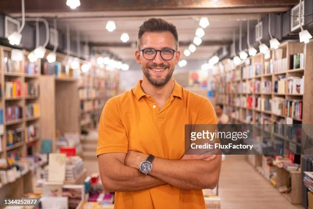 この近代的な書店へようこそ、どのように私はあなたを助けることができますか? - salesman ストックフォトと画像