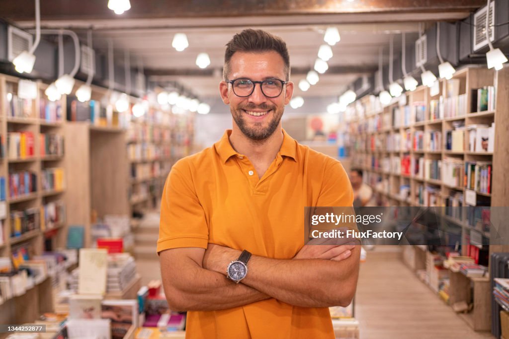 Bem-vindo a esta livraria moderna, como posso ajudá-lo?