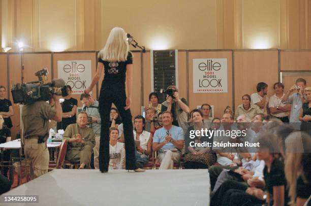 Les coulisses de la finale Elite Model Look 2001 - défilé de mannequins devant le directeur de l'agence Elite Europe : Gérald Marie .