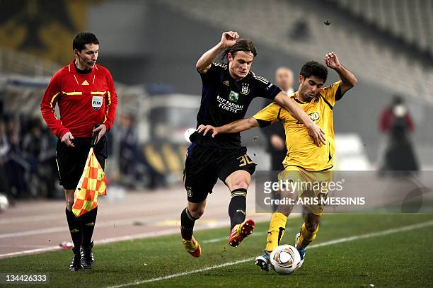 Anderlecht's Guillaume Gillet vies with Nikos AEK Athens' Englezou during their UEFA Europa league, Group L, football match in Athens on December 1,...