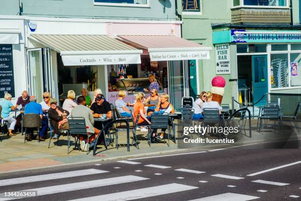 soleado café al aire libre de verano en cullercoats bay - north shields fotografías e imágenes de stock