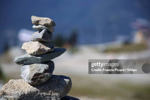 close-up of stacked pebbles on beach,whistler,canada - steinpyramide stock-fotos und bilder