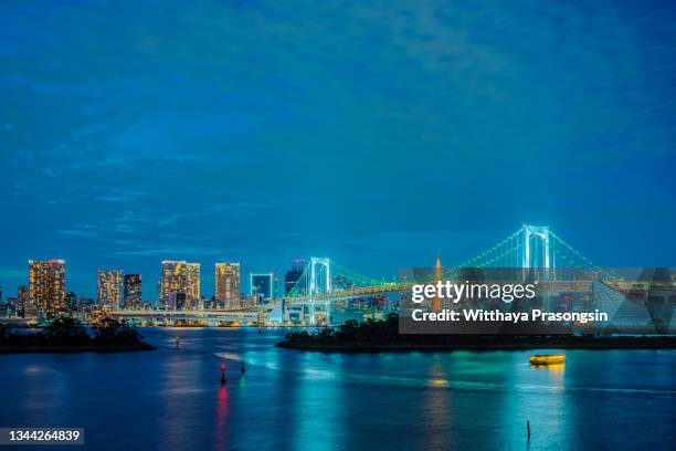 tokyo bay at rainbow bridge. - 東京湾 ストックフォトと画像