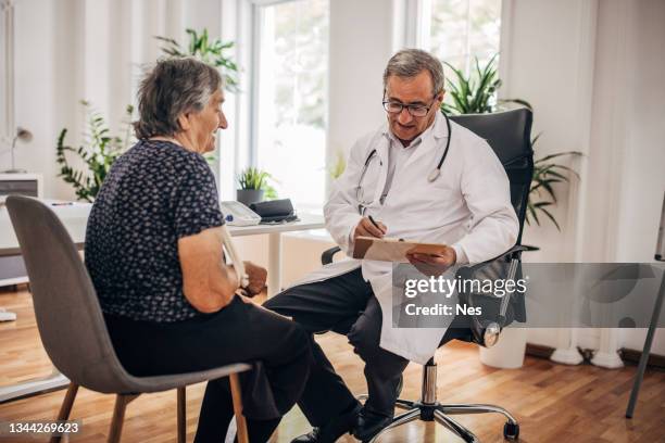 der arzt untersucht den patienten - prellung stock-fotos und bilder