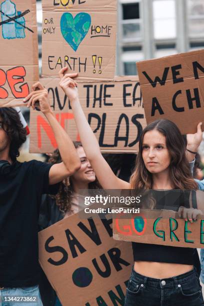 students and young people protesting for climate emergency - plastfritt bildbanksfoton och bilder