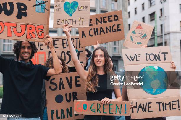 students and young people protesting for climate emergency - students protest over the issue of compulsory attendance stockfoto's en -beelden