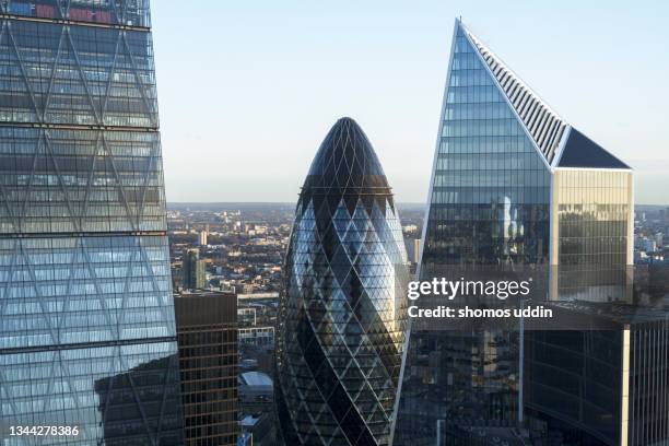 elevated view of modern london skyscrapers - norman foster gebouw stockfoto's en -beelden