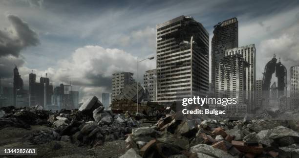 paysage urbain post-apocalyptique - jugement dernier photos et images de collection