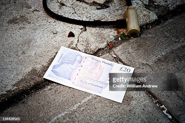 twenty pound note lost on sidewalk - twenty pound note 個照片及圖片檔
