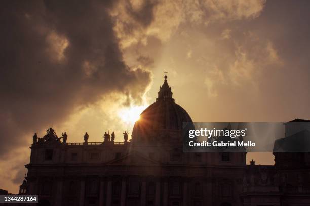 sunset over basilica di san pietro - 梵諦岡 個照片及圖片檔