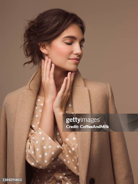 foto de la joven hermosa dama sonriente feliz vestida con estilo - vestido marrón fotografías e imágenes de stock