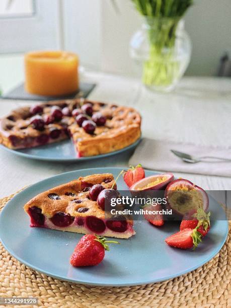 clafoutis - clafoutis imagens e fotografias de stock