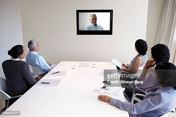 video conference meeting - video wall fotografías e imágenes de stock