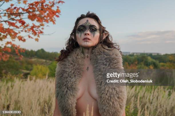 donna in costume da elfo di halloween - folletto foto e immagini stock
