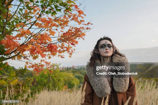 frau im halloween elf kostüm - sin mangas stock-fotos und bilder