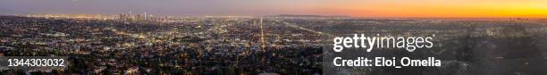 panoramic view los angeles skyline at dusk - los angeles skyline stockfoto's en -beelden