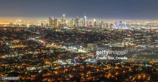ver el horizonte del distrito financiero de los ángeles por la noche - beverly hills california fotografías e imágenes de stock