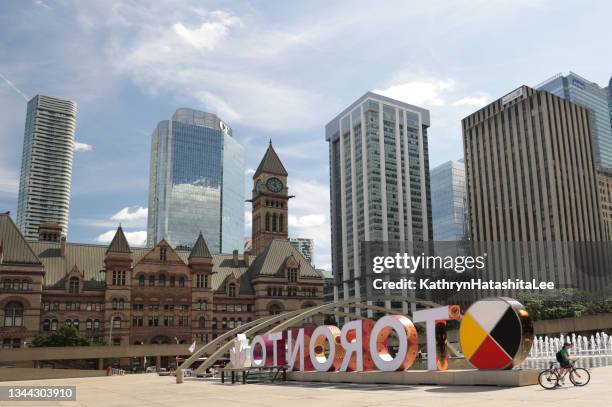 nathan phillips square, no centro de toronto, no verão - praça nathan phillips - fotografias e filmes do acervo