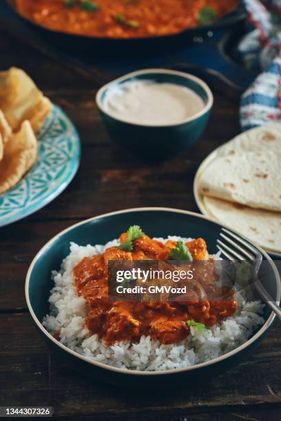 pollo al curry indiano con pane naan e poppadum - butter chicken foto e immagini stock