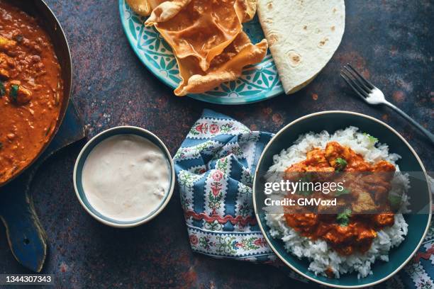 indian chicken curry with naan bread and poppadum - tikka masala stock pictures, royalty-free photos & images