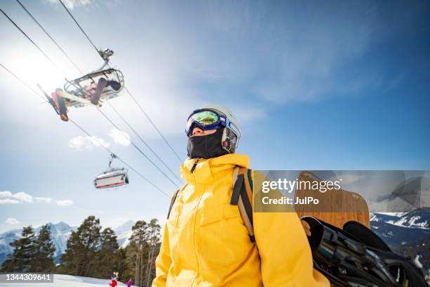 junge erwachsene frau snowboardt in den bergen - sessellift stock-fotos und bilder