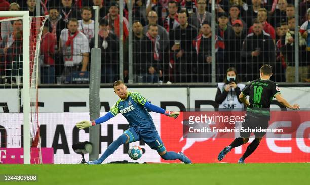 Marco Meyerhoefer of SpVgg Greuther Fuerth scores their team's first goal past Timo Horn of 1.FC Koeln during the Bundesliga match between 1. FC Koln...