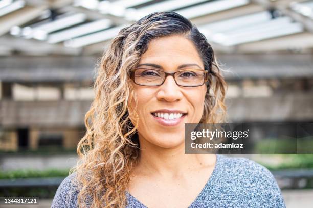 portrait of a hispanic businesswoman - testimonial portrait smile stock pictures, royalty-free photos & images