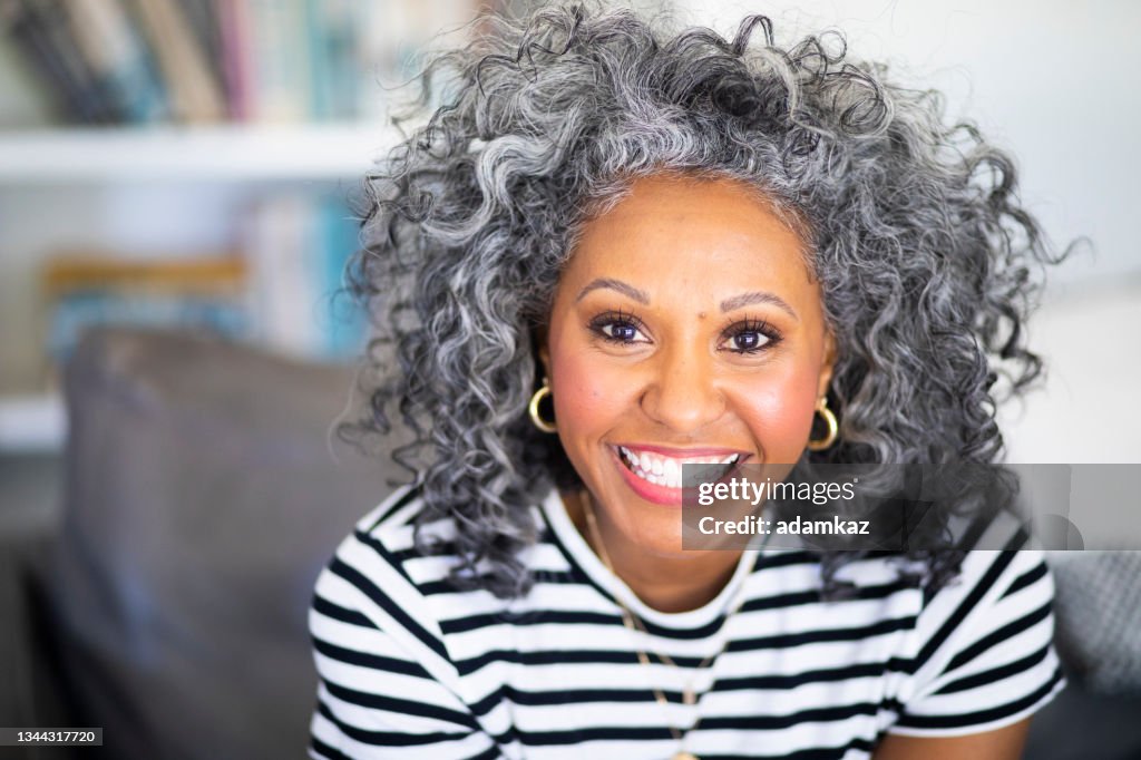 Gros plan d’une belle femme noire