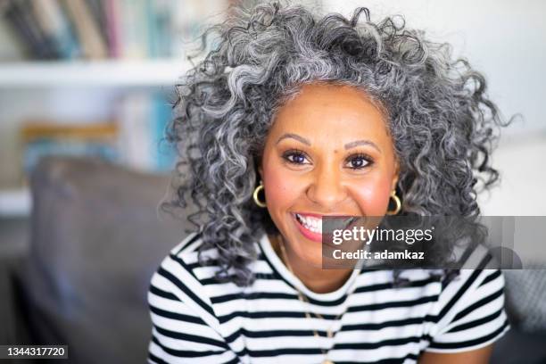 closeup headshot of a beautiful black woman - wit haar stockfoto's en -beelden