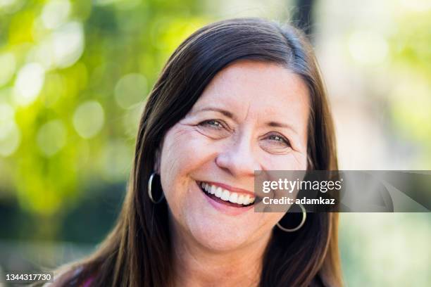 hermoso retrato de mujer mayor - testimonial fotografías e imágenes de stock