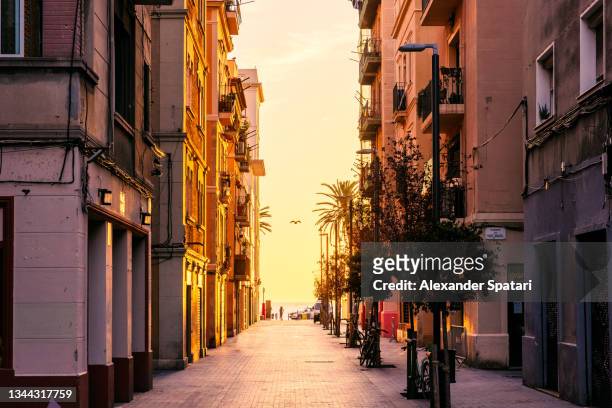 sunrise in barceloneta district, barcelona, spain - barceloneta fotografías e imágenes de stock