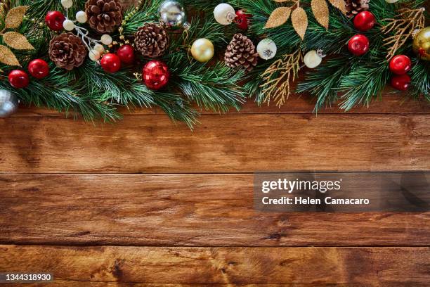 top view of christmas garland on rustic wooden table with copy space - lei stock-fotos und bilder