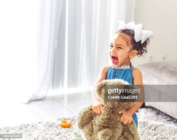wildes, schreiendes kleines kleinkind, das zu hause spielt - trotzanfall stock-fotos und bilder