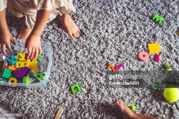 pasticcio colorato di giocattoli e il bambino piccolo che ha fatto il casino - ludoteca foto e immagini stock