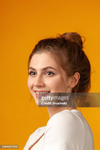 茶色の髪をした魅力的な19歳の女性のスタジオの肖像画 - three quarter front view ストックフォトと画像