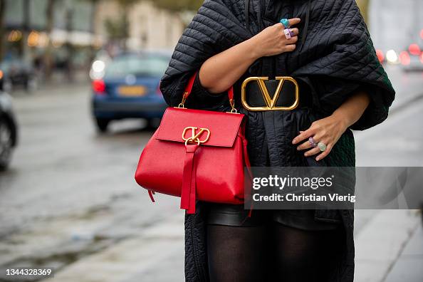Carolina Ogliaro is seen wearing Valentino belt and red bag, Zara Photo  d'actualité - Getty Images