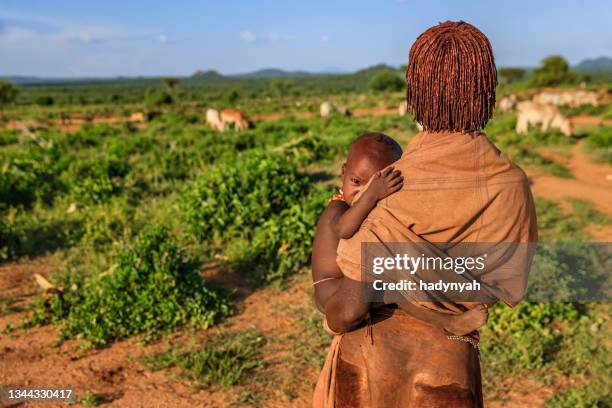 woman from hamer tribe carrying her baby, ethiopia, africa - native african ethnicity 個照片及圖片檔