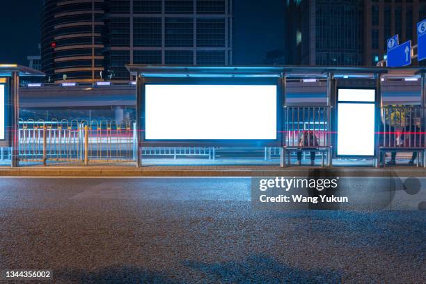 night city roads and outdoor billboards - billboard night photos et images de collection