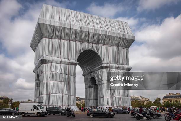 france paris arc de triomphe wrapped by christo under summer sky - street art around the world stock pictures, royalty-free photos & images
