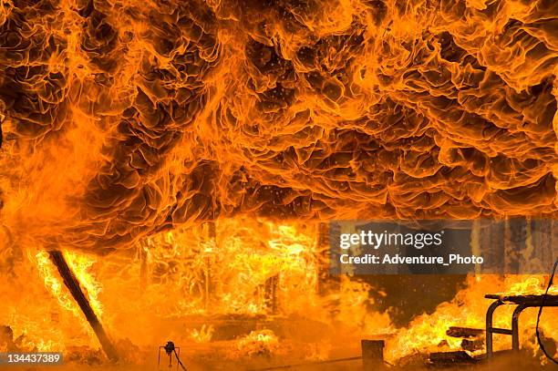 feuer und intensiven flammen burns sich dem boden - flammenmeer stock-fotos und bilder