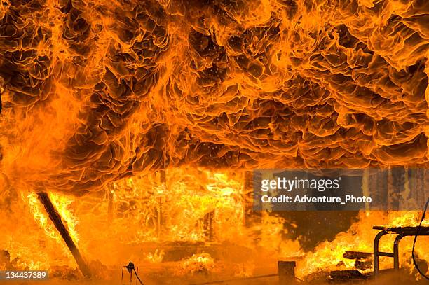 fire and intense flames burns home to the ground - homme fier stock pictures, royalty-free photos & images